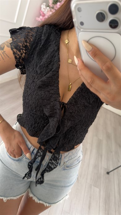 Siyah Fırfır Detaylı Bağcıklı V Yaka Dantel Crop Bluz