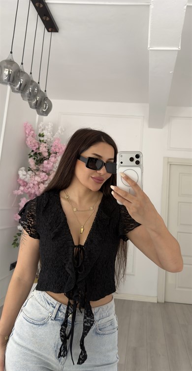 Siyah Fırfır Detaylı Bağcıklı V Yaka Dantel Crop Bluz