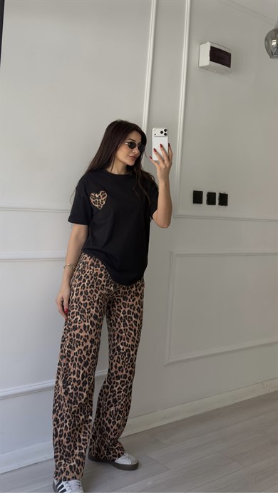Siyah Leopar Desenli Pantolon Ve Kalpli Tişört Takım