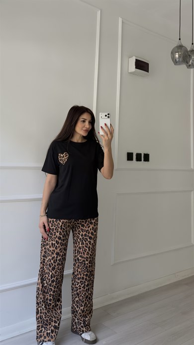 Siyah Leopar Desenli Pantolon Ve Kalpli Tişört Takım