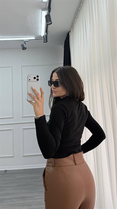 Siyah Polo Yaka Yarım Fermuarlı Esnek Bluz