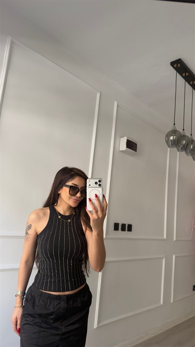 Siyah Taş Detaylı Sıfır Kol Bluz