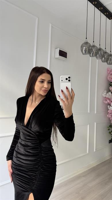 Siyah Vatkalı V Yaka Büzgülü Kadife Elbise