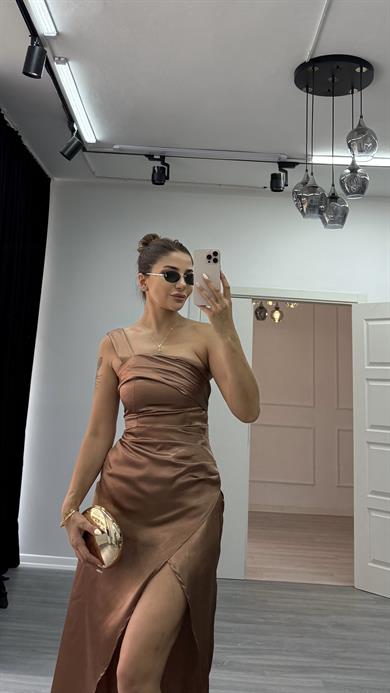 Tek Omuzlu Drabeli Yırtmaçlı Elbise-Caramel