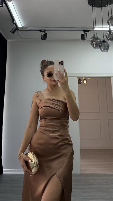 Tek Omuzlu Drabeli Yırtmaçlı Elbise-Caramel