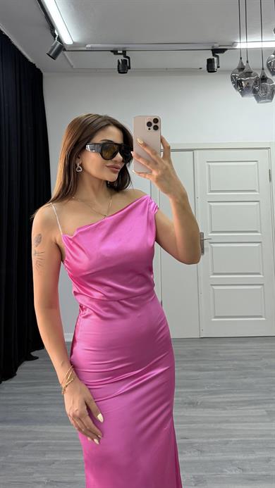 Zincir askılı asimetrik askılı Saten elbise- pembe 