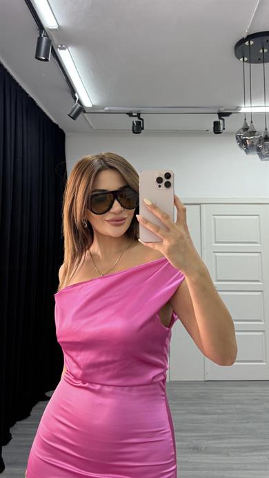 Zincir askılı asimetrik askılı Saten elbise- pembe 