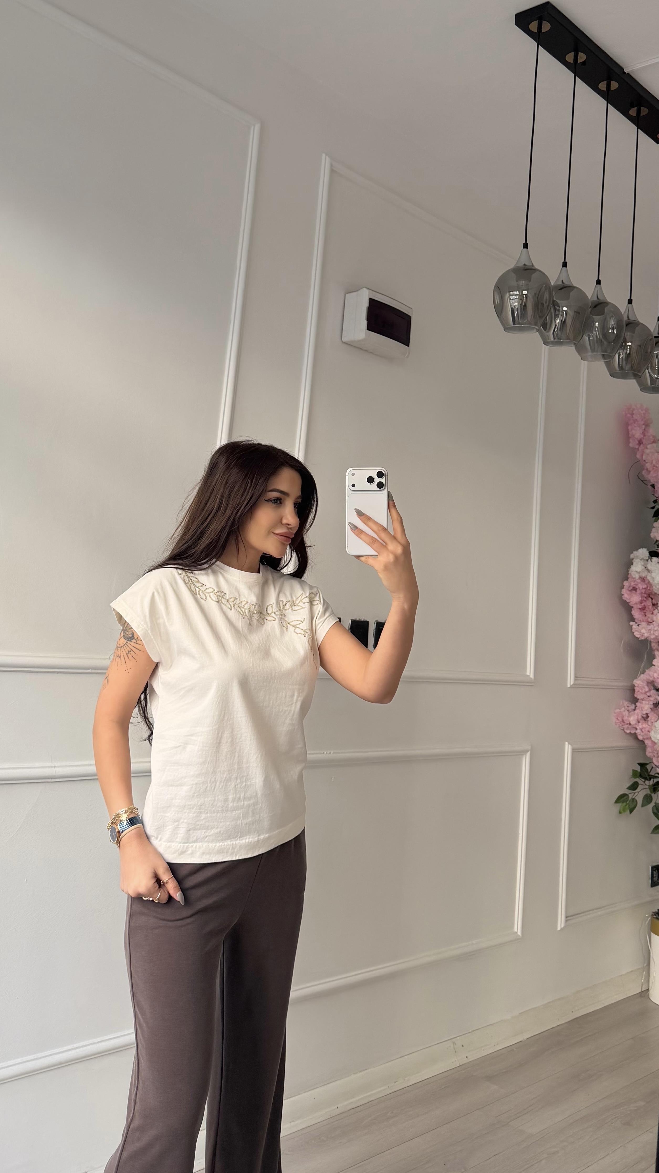Beyaz %100 Pamuk Önü İşlemeli T-shirt 