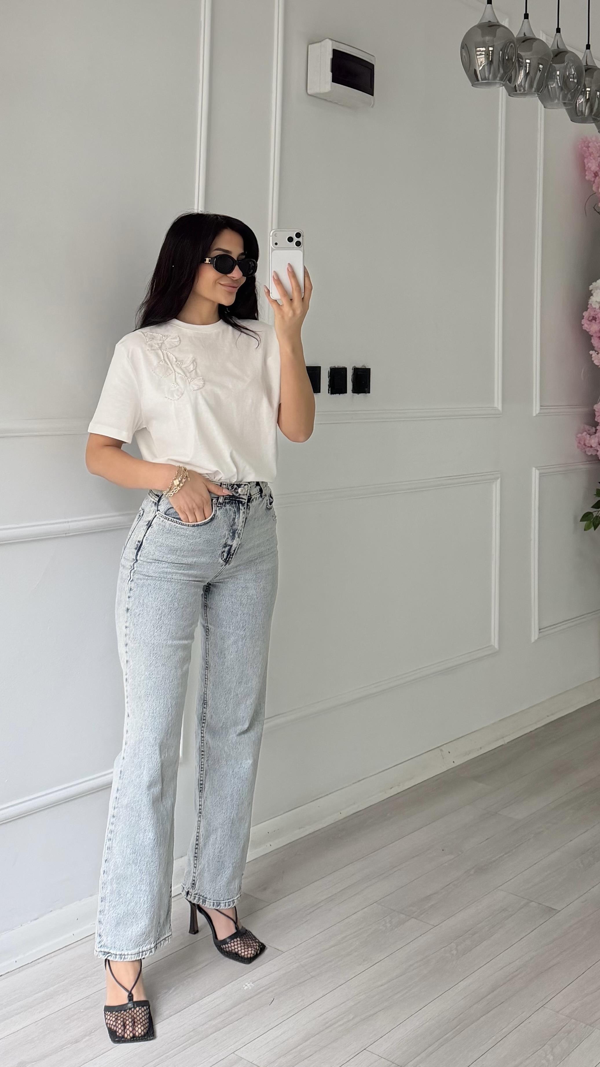 Beyaz % 100 Pamuk Önü İşlemeli T-shirt 