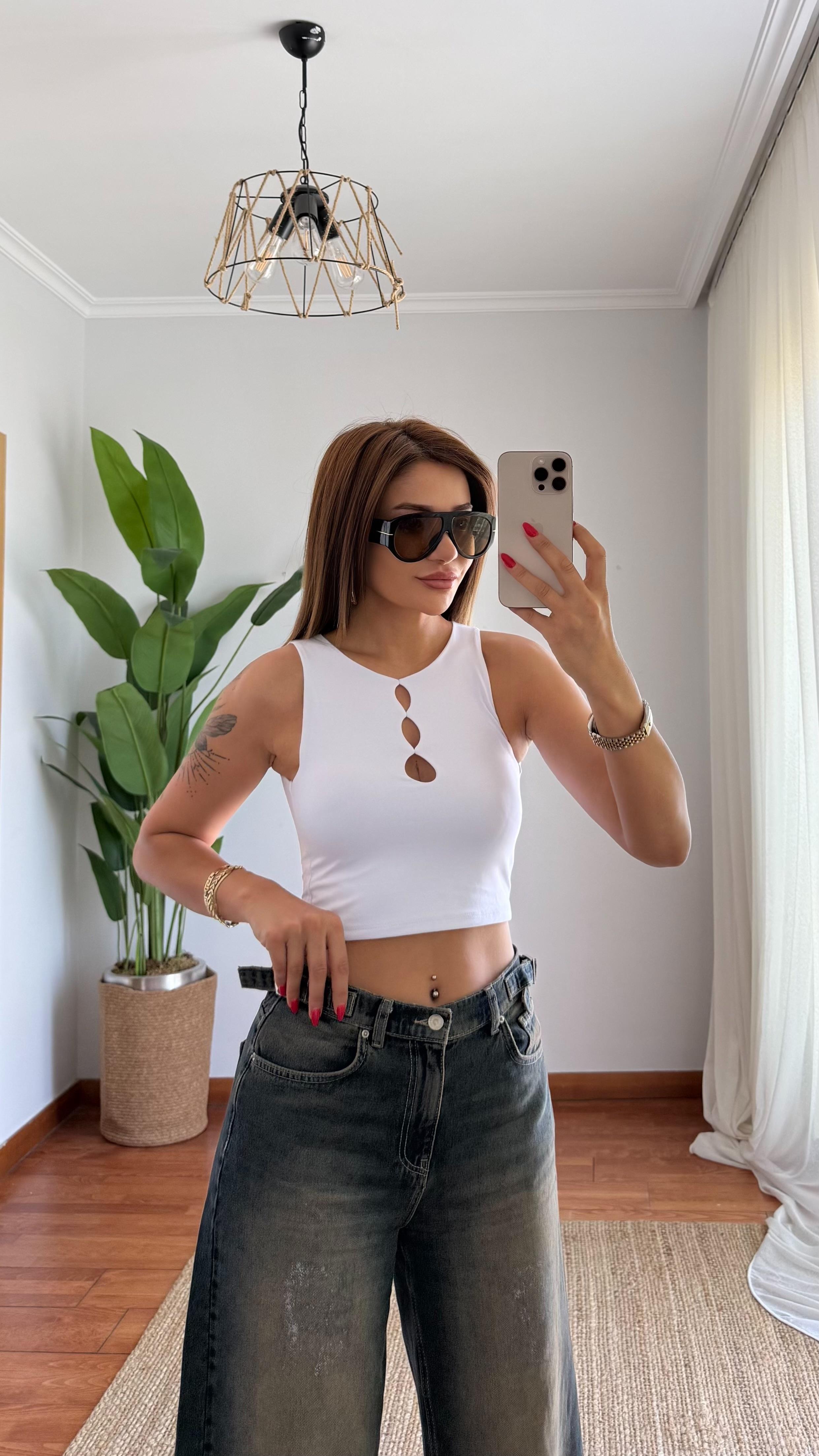 beyaz pencere detayli kolsuz crop büstiyer