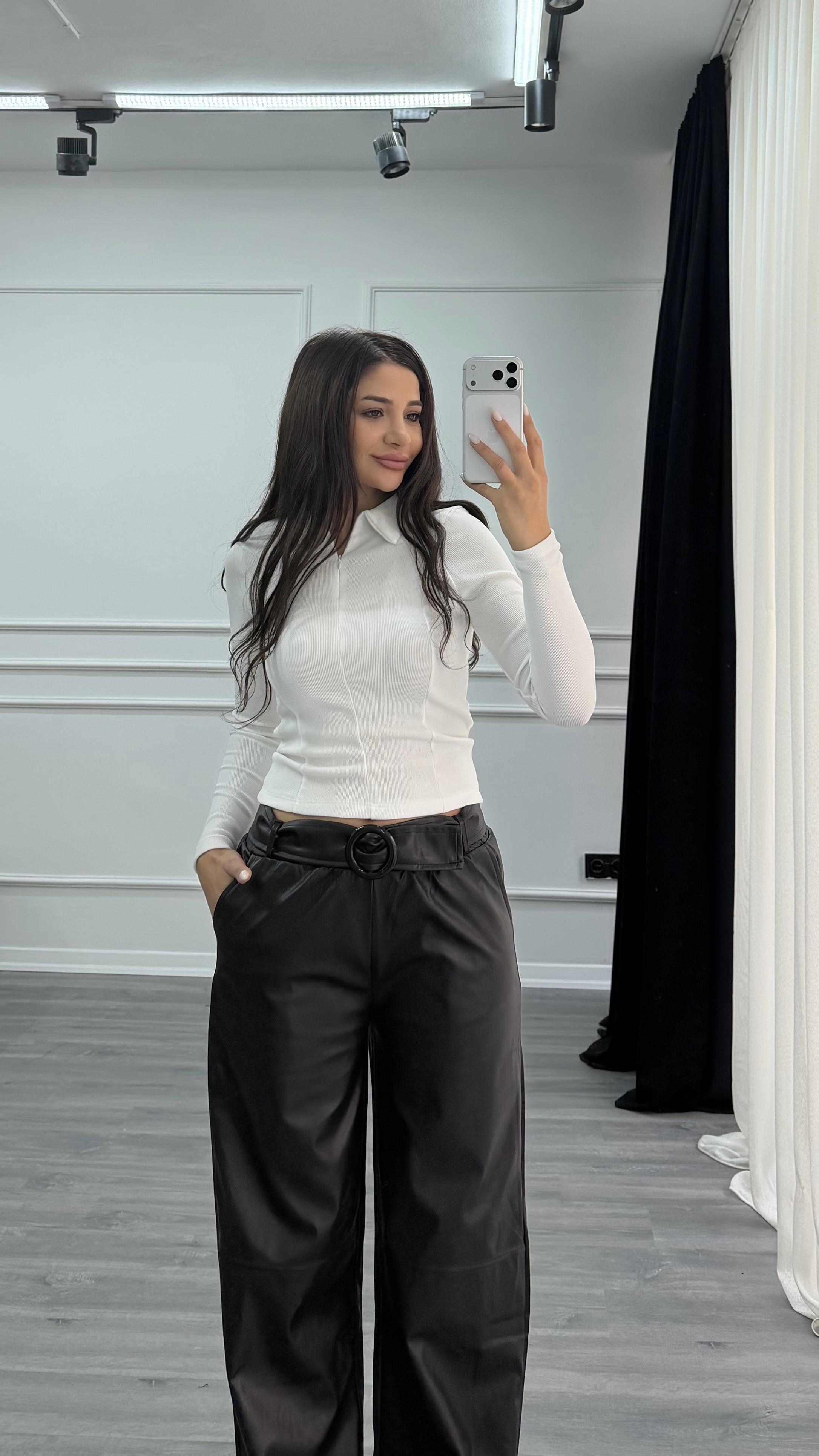 Beyaz Polo Yaka Yarım Fermuarlı Esnek Bluz
