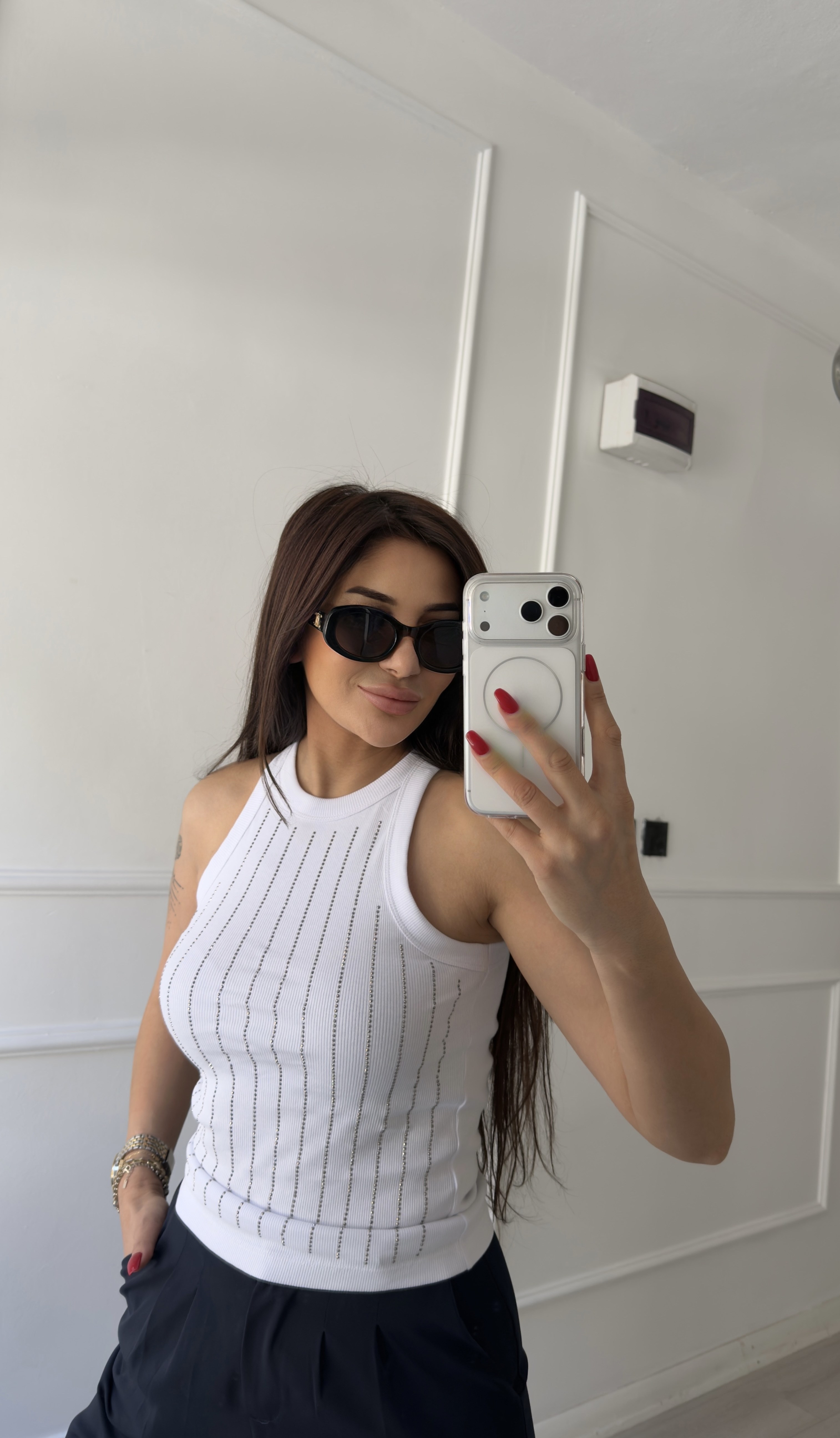 Beyaz Taş Detaylı Sıfır Kol Bluz