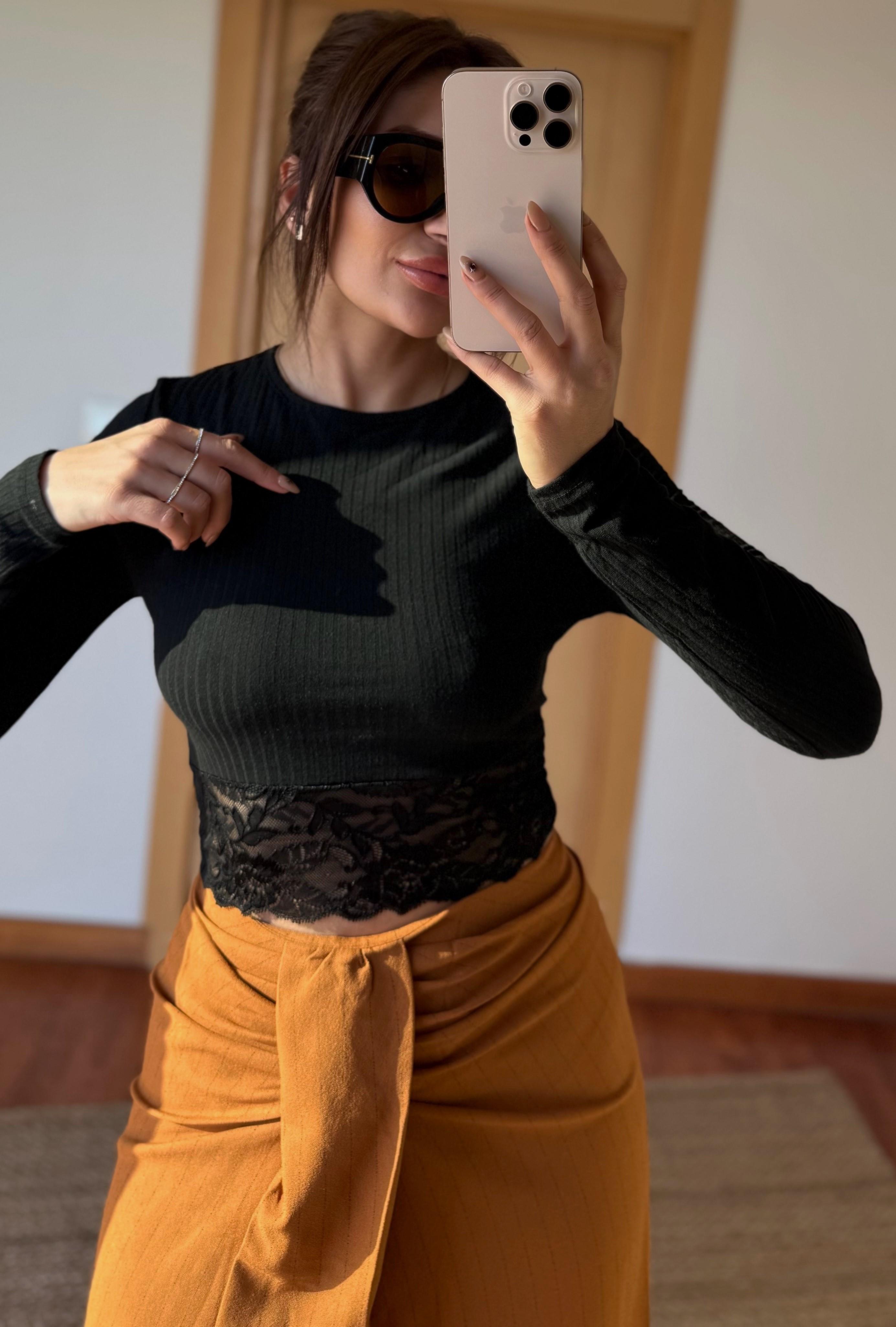 Dantel Detaylı Siyah Bluz