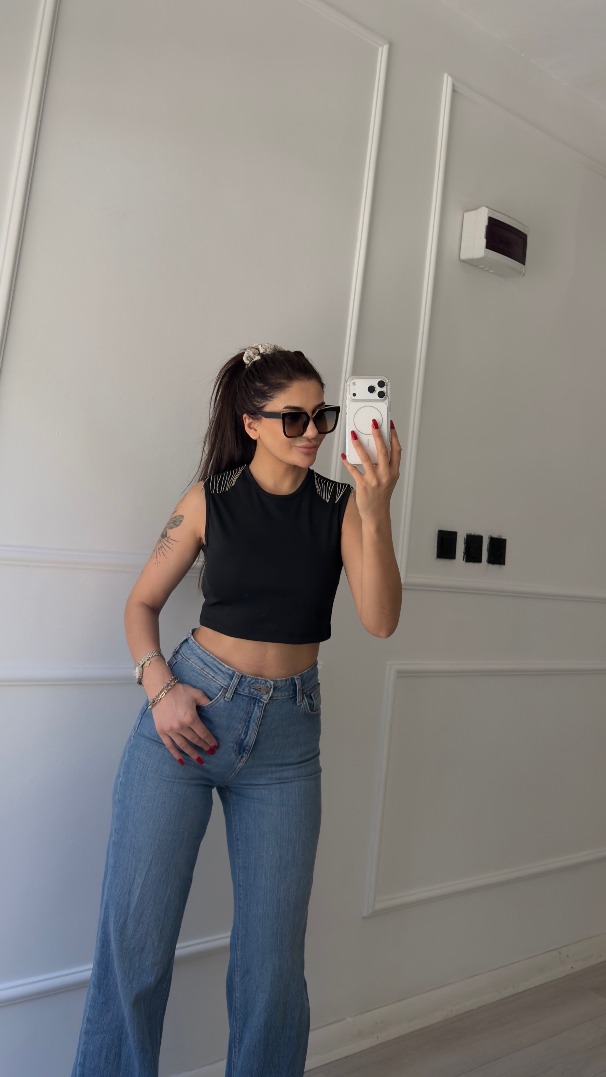 Siyah Taşlı Tasarımlı Bluz