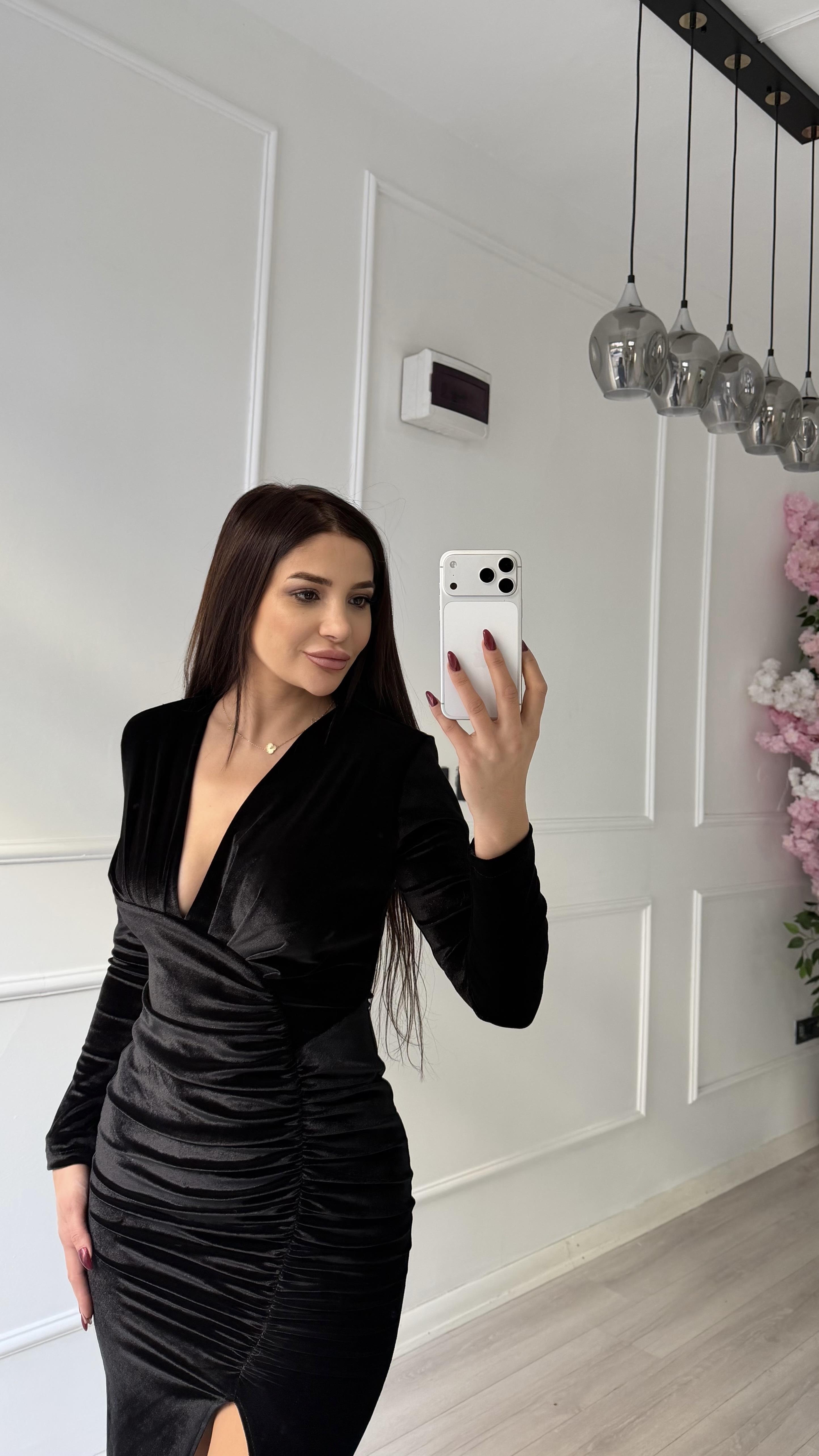 Siyah Vatkalı V Yaka Büzgülü Kadife Elbise