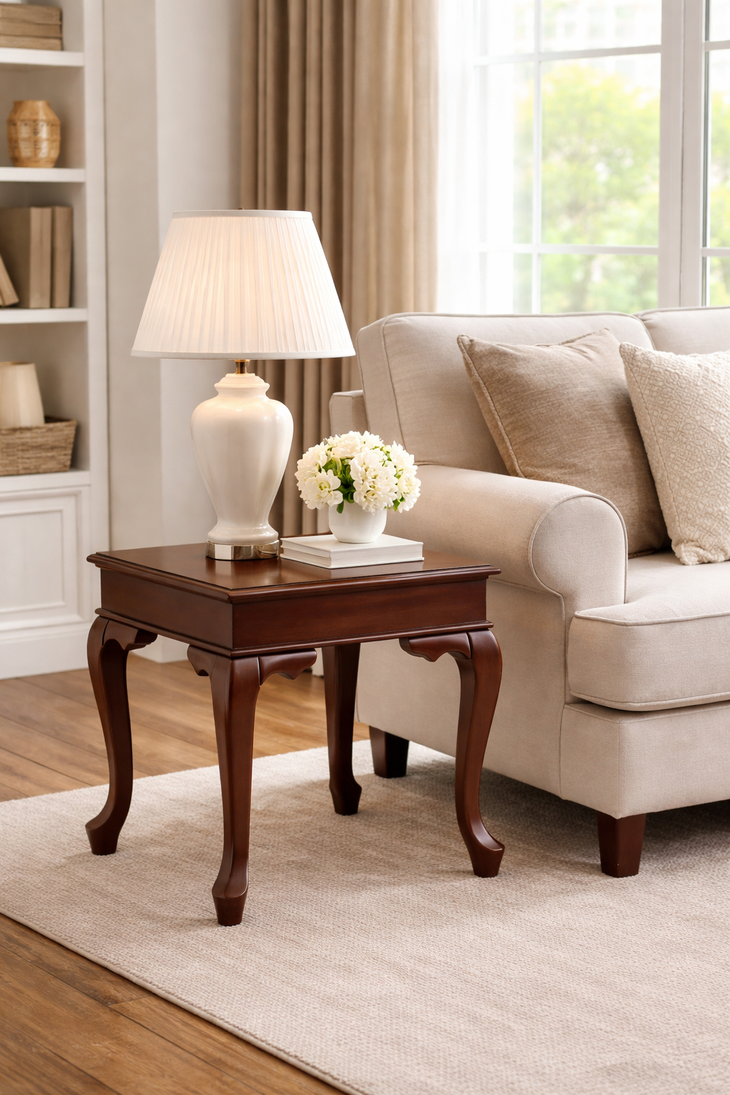 57x52 cm ölçülerinde klasik tasarımlı yan sehpa