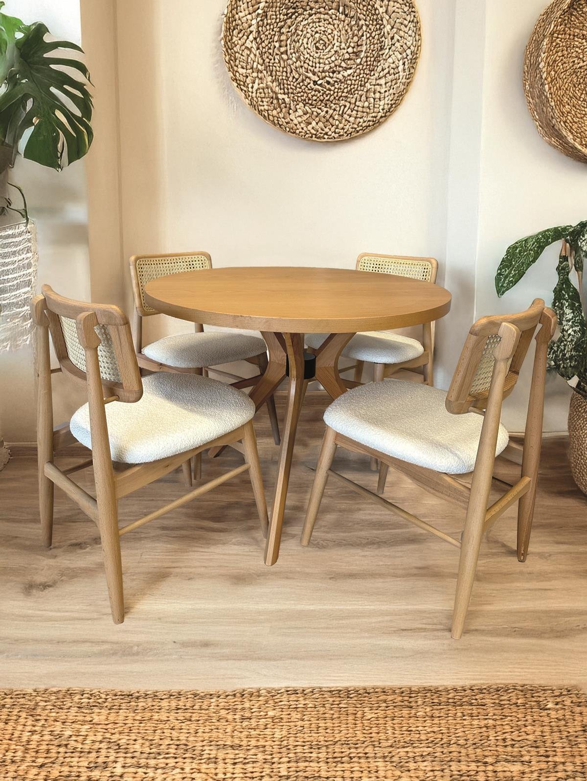 Simge naturel renk yuvarlak ahşap yemek masası ve 4 adet hazeran detaylı iskandinav sandalye takımı.