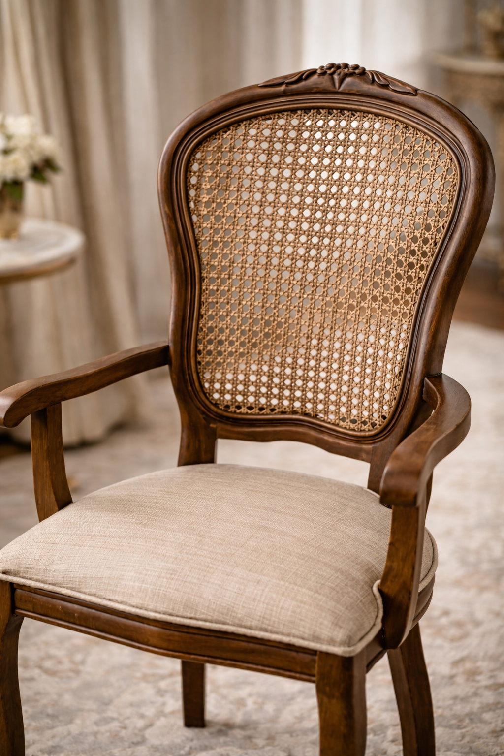 Afore Doğal Ahşap Kayın Ceviz Renk Hazeranlı Kolçaklı Sandalye Detaylı İşçilik Modern Şık Tasarım