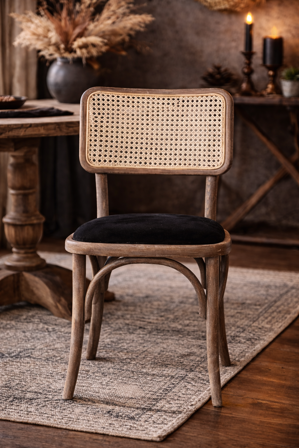 Bodwen Doğal Kayın Ahşap Krem Hazeranlı Masif Eskitme Sandalye Detaylı İşçilik Modern Şık Tasarım