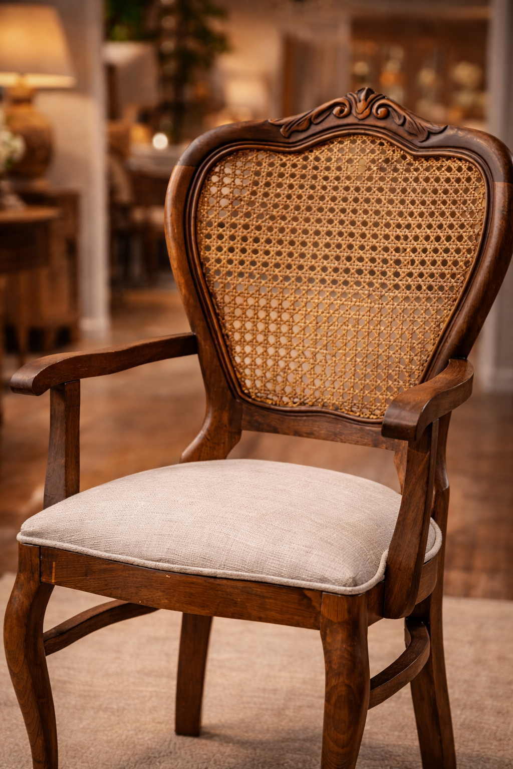 Boyne Doğal Ahşap Kayın Ceviz Renk Hazeranlı Kolçaklı Sandalye Detaylı İşçilik Modern Şık Tasarım