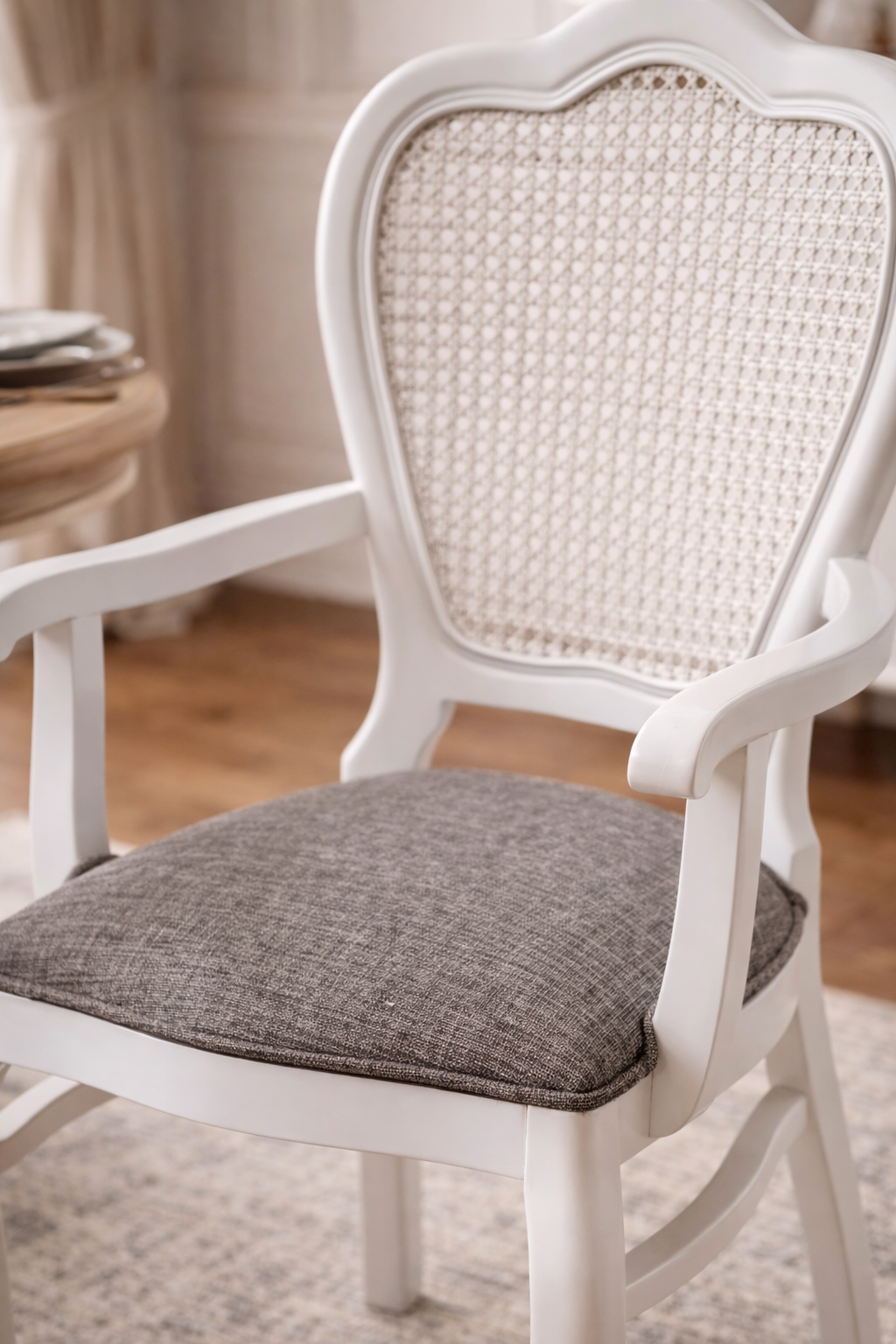 Leman Doğal Ahşap Kayın Beyaz Renk Hazeranlı Kolçaklı Sandalye Detaylı İşçilik Modern Şık Tasarım