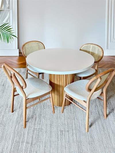 Alvin Beyaz Tabla Naturel Ayaklı Yuvarlak Ahşap Masa Takımı 100x100 Cm - 4 Naturel Renk Hazeranlı Oval Sırtlı Sandalye Bohem & İskandinav Şık Tasarım