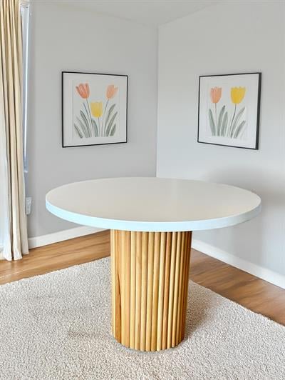 Alvin Beyaz Tabla Naturel Ayaklı Yuvarlak Ahşap Masa Takımı 100x100 Cm - 4 Naturel Renk Hazeranlı Oval Sırtlı Sandalye Bohem & İskandinav Şık Tasarım