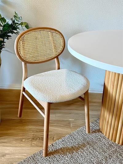 Alvin Beyaz Tabla Naturel Ayaklı Yuvarlak Ahşap Masa Takımı 100x100 Cm - 4 Naturel Renk Hazeranlı Oval Sırtlı Sandalye Bohem & İskandinav Şık Tasarım