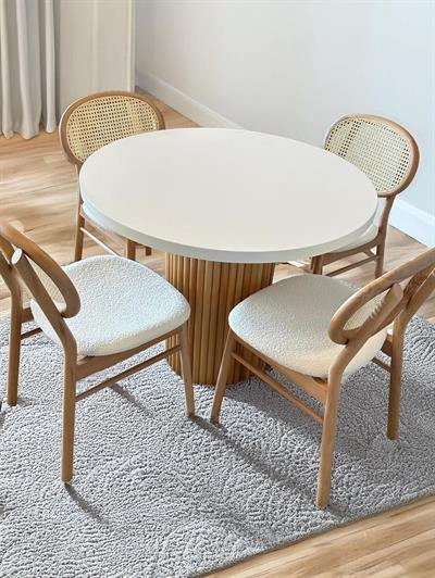 Alvin Beyaz Tabla Naturel Ayaklı Yuvarlak Ahşap Masa Takımı 110x110 Cm - 4 Naturel Renk Hazeranlı Oval Sırtlı Sandalye Bohem & İskandinav Şık Tasarım