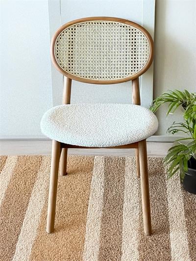 Alvin Beyaz Tabla Naturel Ayaklı Yuvarlak Ahşap Masa Takımı 100x100 Cm - 4 Naturel Renk Hazeranlı Oval Sırtlı Sandalye Bohem & İskandinav Şık Tasarım