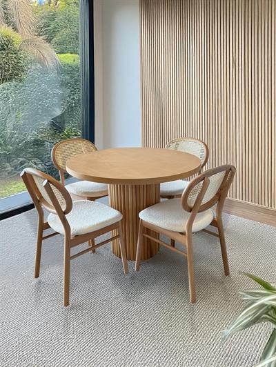  Aura Naturel Renk Yuvarlak Ahşap Masa Takımı 110x110 Cm - 4 Naturel Renk Hazeranlı Oval Sırtlı Sandalye Bohem & İskandinav Şık Tasarım