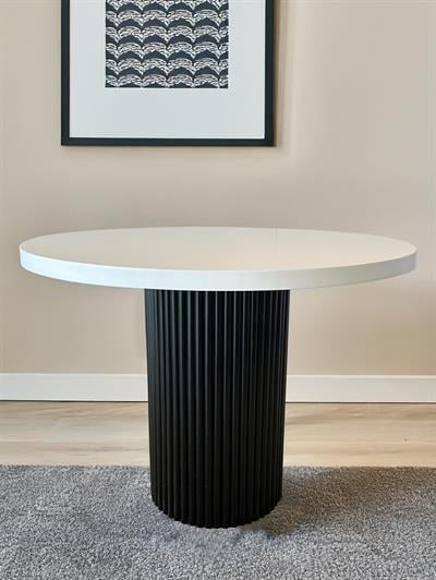 Luca Beyaz Tabla Siyah Ayaklı Yuvarlak Ahşap Masa Takımı 100x100 Cm - 4 Siyah Renk Hazeranlı Ahşap Sandalye Bohem & İskandinav Şık Tasarım