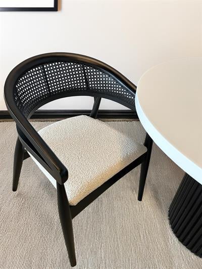 Luca Beyaz Tabla Siyah Ayaklı Yuvarlak Ahşap Masa Takımı 100x100 Cm - 4 Siyah Renk Hazeranlı Ahşap Sandalye Bohem & İskandinav Şık Tasarım