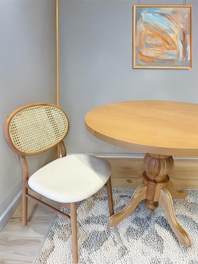 Naturel Renk Yuvarlak Ahşap Masa Takımı 100x100 Cm - 4 Naturel Renk Hazeranlı Sandalye İskandinav Şık Tasarım