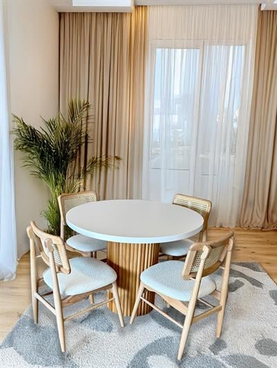 Leydi Beyaz Tabla Naturel Ayaklı Yuvarlak Ahşap Masa Takımı 110x110 Cm - 4 Naturel Renk Hazeranlı Sandalye Bohem & İskandinav Şık Tasarım