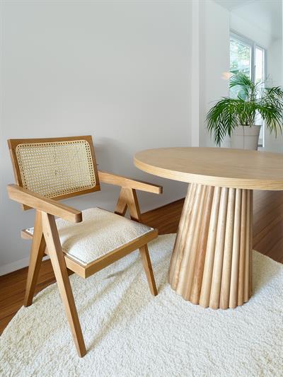 Milano Naturel Renk Ahşap Yuvarlak Masa Takımı 100x100 Cm - 4 Adet Naturel Renk Hazeranlı Kol Destekli Sandalye Bohem & İskandinav Şık Tasarım