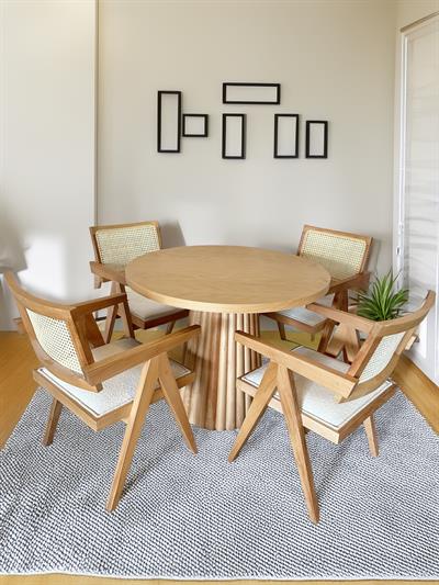 Milano Naturel Renk Ahşap Yuvarlak Masa Takımı 100x100 Cm - 4 Adet Naturel Renk Hazeranlı Kol Destekli Sandalye Bohem & İskandinav Şık Tasarım