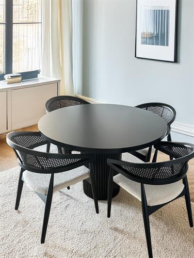 Lora Siyah Renk Yuvarlak Ahşap Masa Takımı 100x100 Cm - 4 Siyah Renk Hazeranlı Ahşap Sandalye Bohem & İskandinav Şık Tasarım