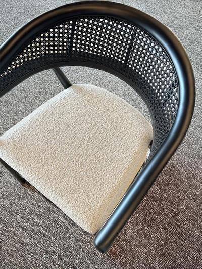 Lora Siyah Renk Yuvarlak Ahşap Masa Takımı 110x110 Cm - 4 Siyah Renk Hazeranlı Ahşap Sandalye Bohem & İskandinav Şık Tasarım