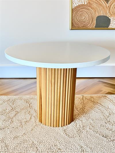 Sofya Beyaz Tabla Naturel Ayaklı Yuvarlak Ahşap Masa Takımı 100x100 Cm - 4 Naturel Renk Hazeranlı Sandalye Bohem & İskandinav Şık Tasarım