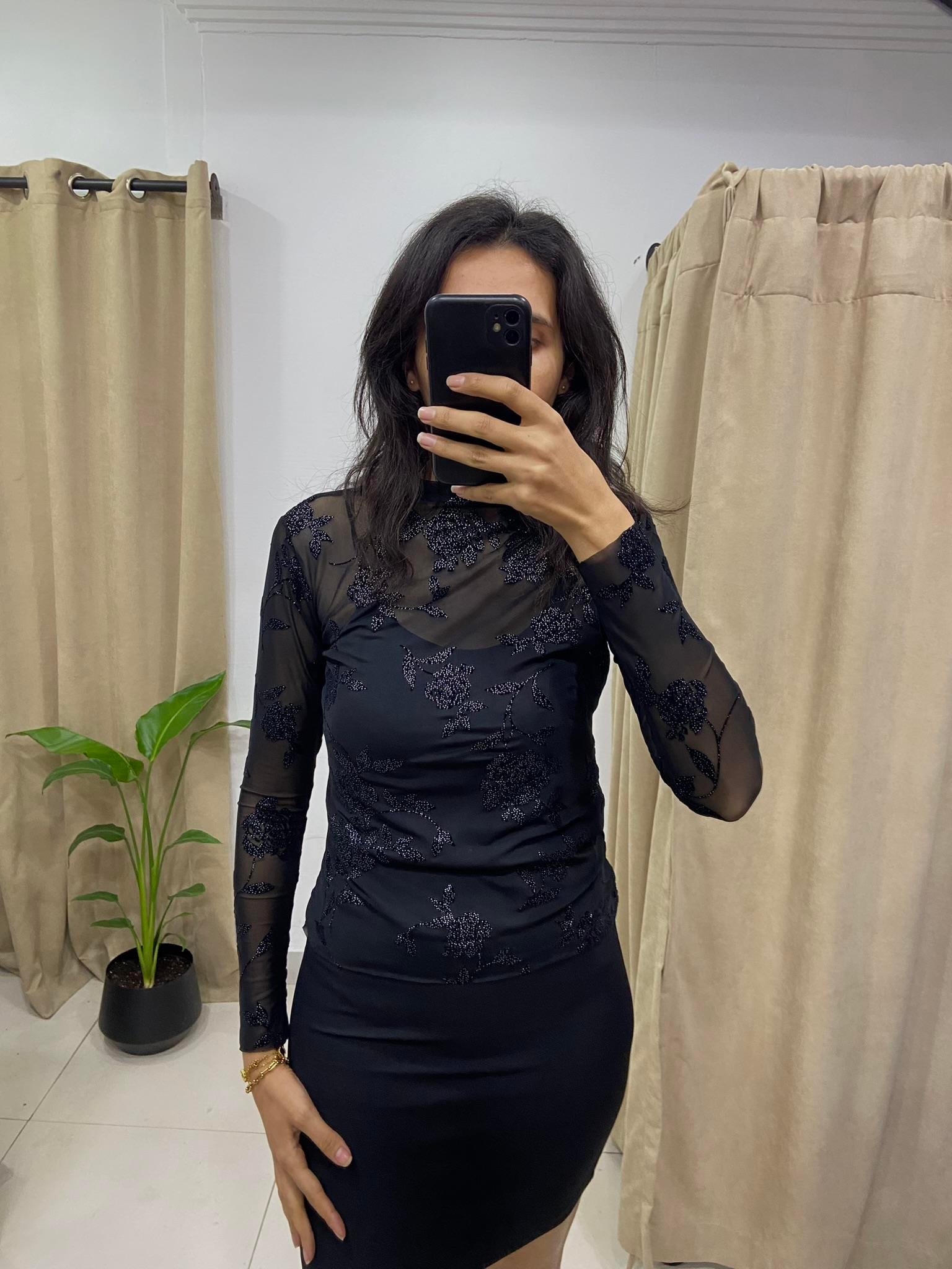 Kadife Gül Kabartmalı Siyah Bluz