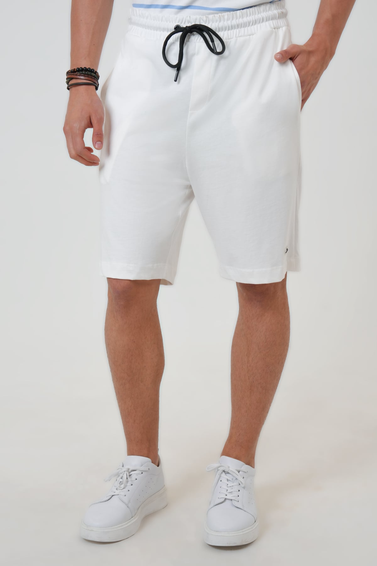Beyaz Relaxed Fit Yan Cepli %100 Pamuk Beli Bağlamalı Şort
