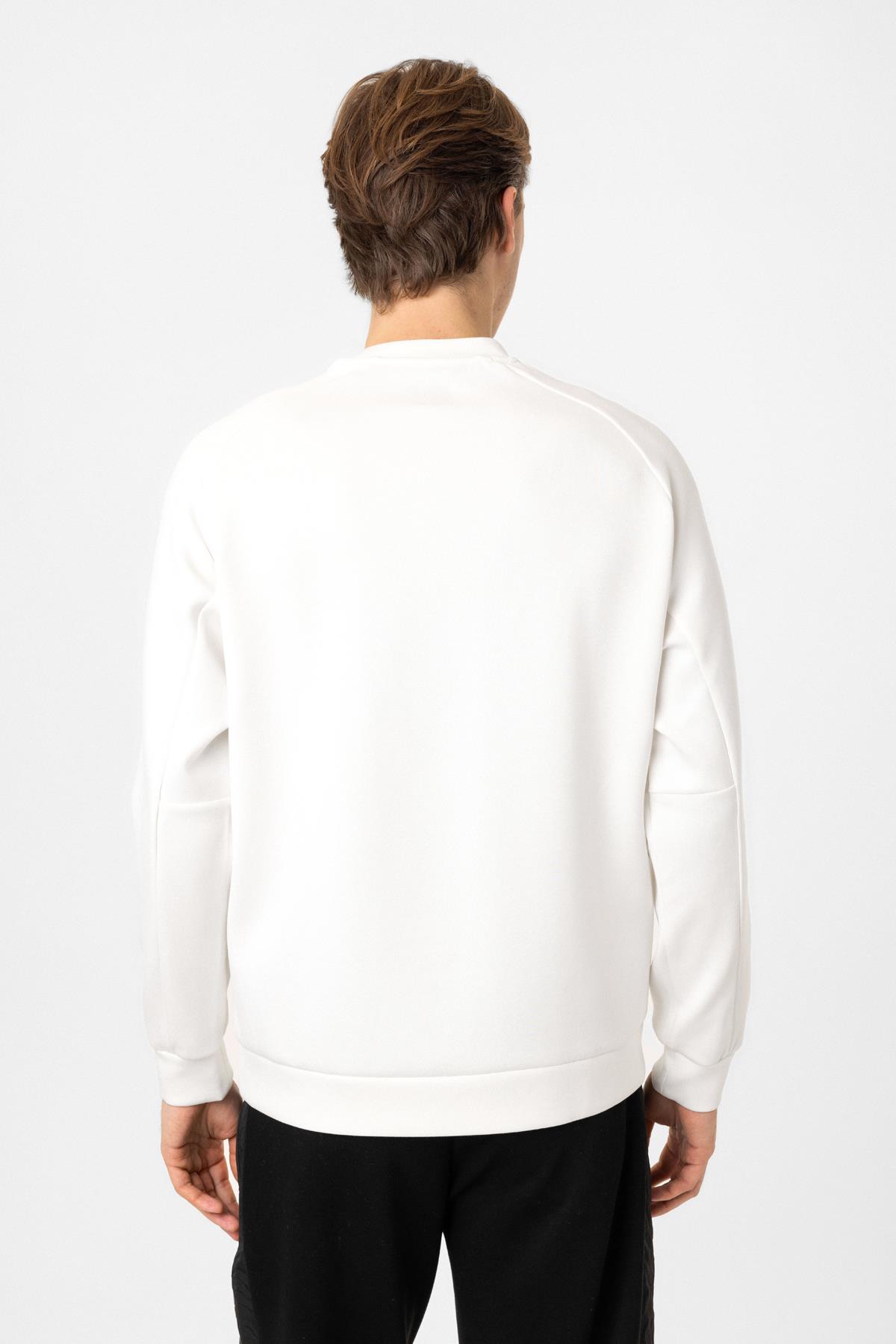 Beyaz Regular Fit Pamuklu Bisiklet Yaka Kanguru Sweatshirt