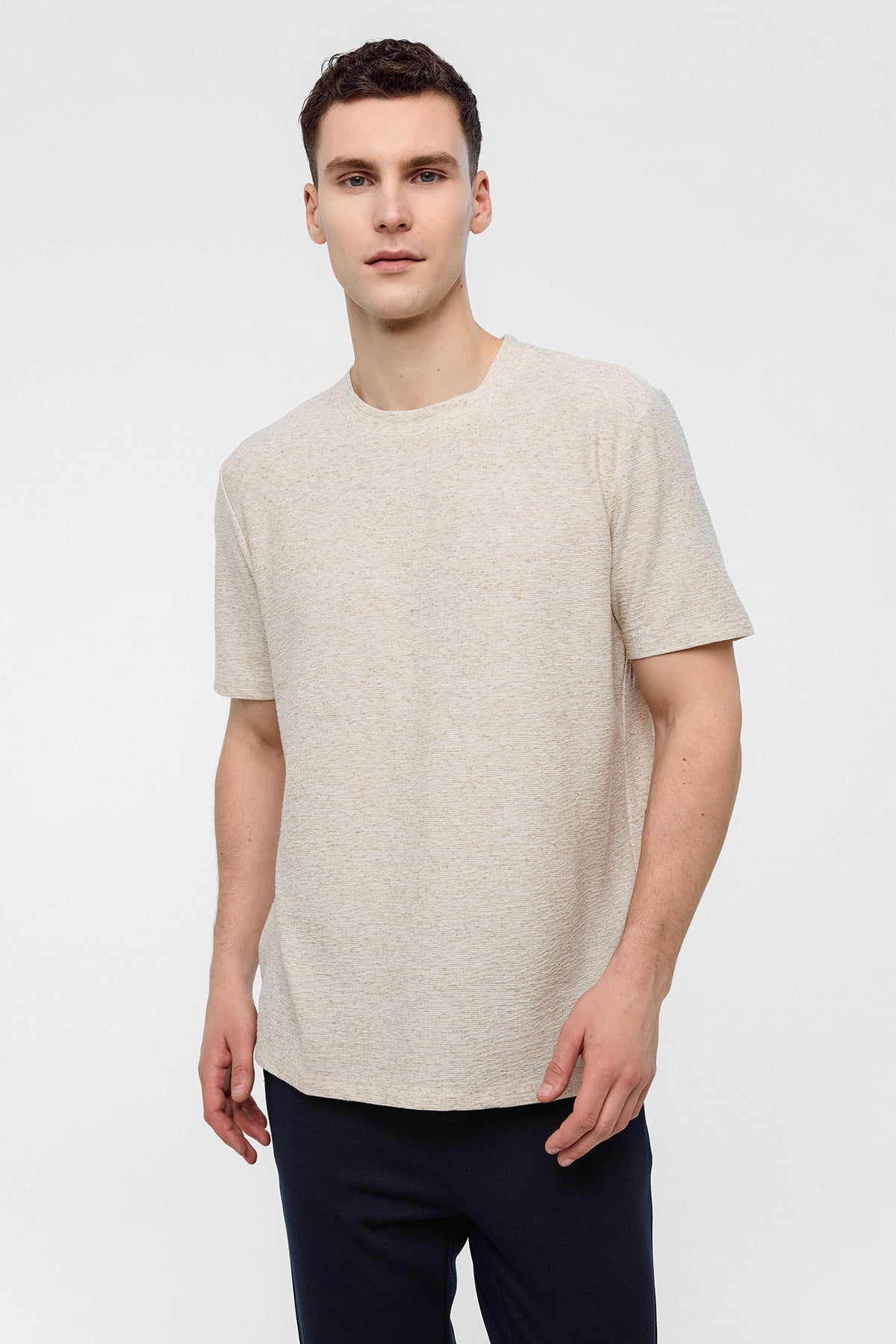 Ekru Regular Fit Bisiklet Yaka Tişört