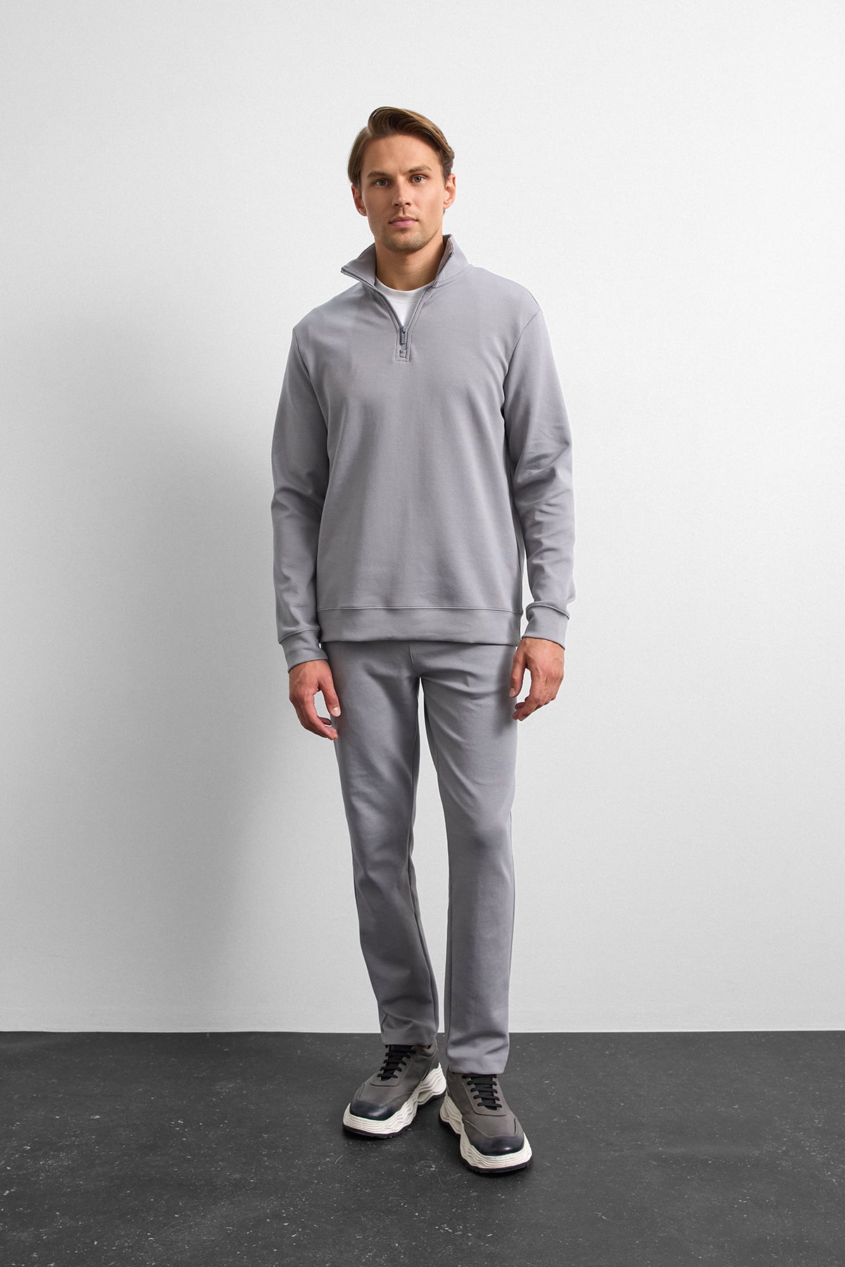 Gri Regular Fit Yarım Fermuarlı Sweatshirt