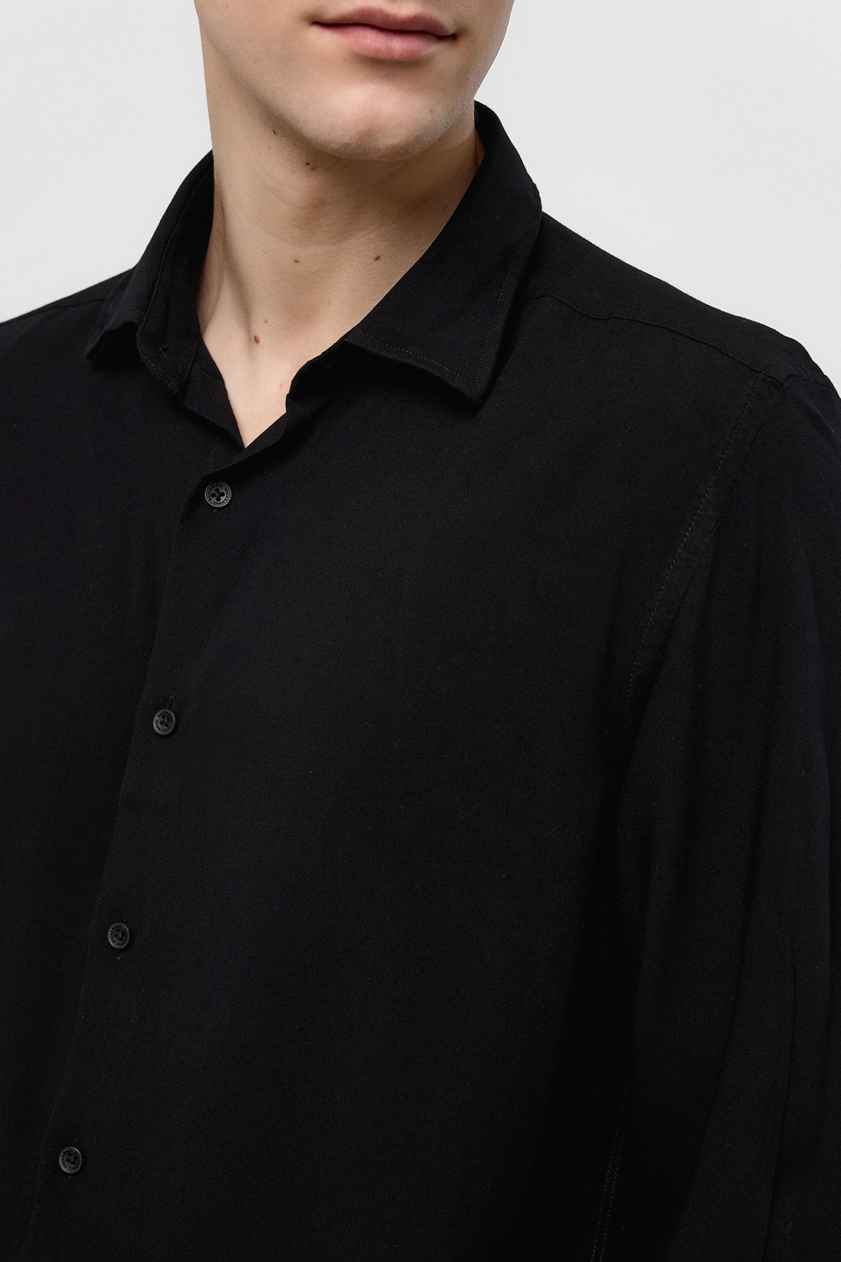 Siyah Regular Fit Uzun Kollu Viskon Gömlek 