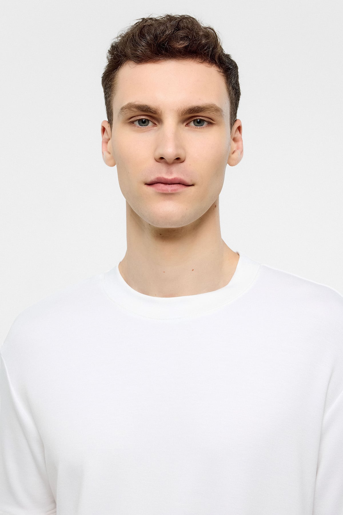 Beyaz Regular Fit Bisiklet Yaka Basic Tişört