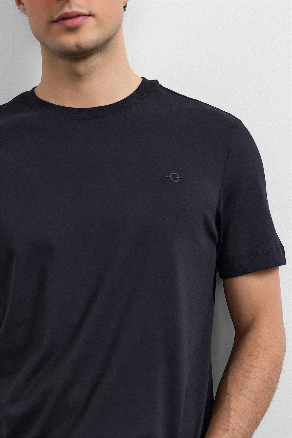 Siyah Regular Fit Bisiklet Yaka Basic Tişört