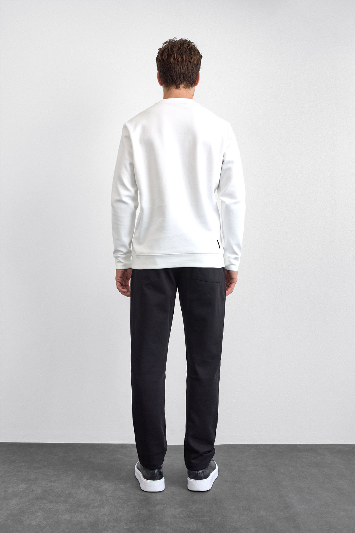 Beyaz Regular Fit Bisiklet Yaka Sweatshirt