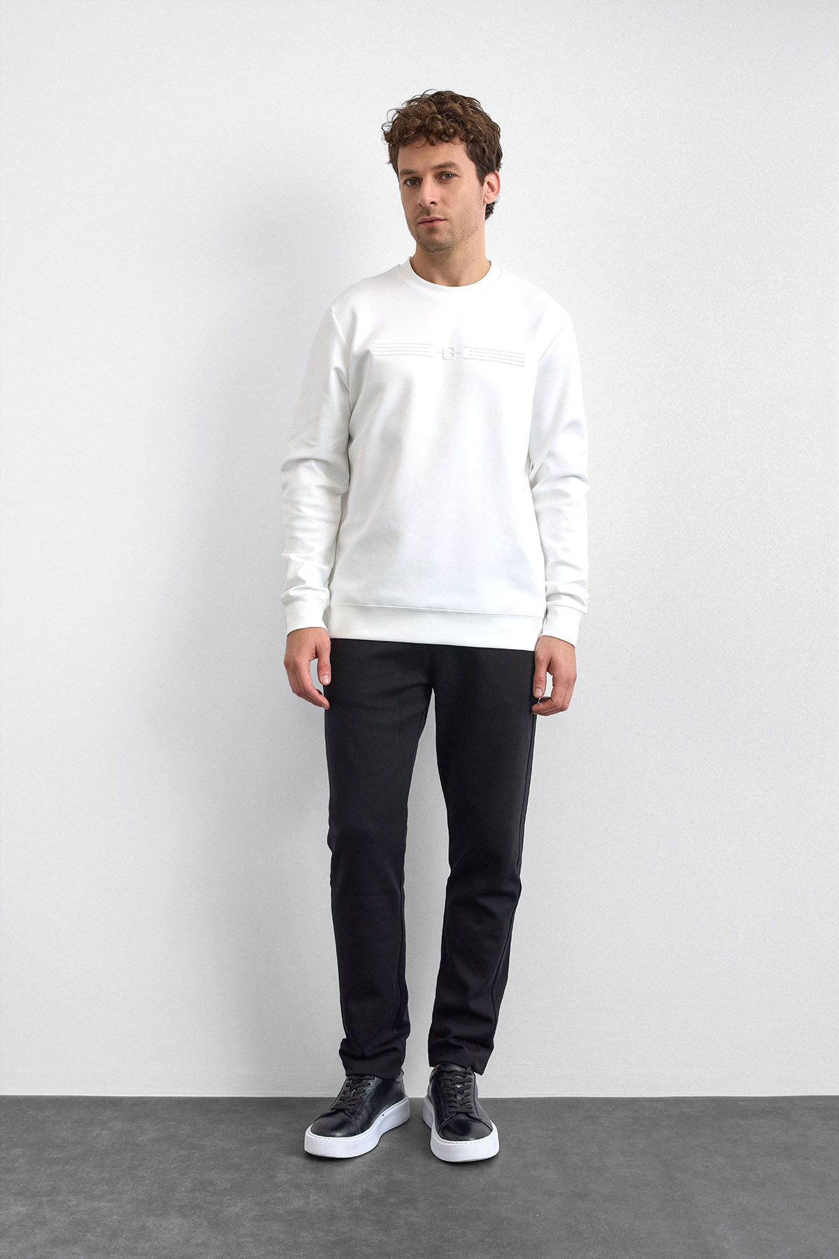 Beyaz Regular Fit Bisiklet Yaka Sweatshirt